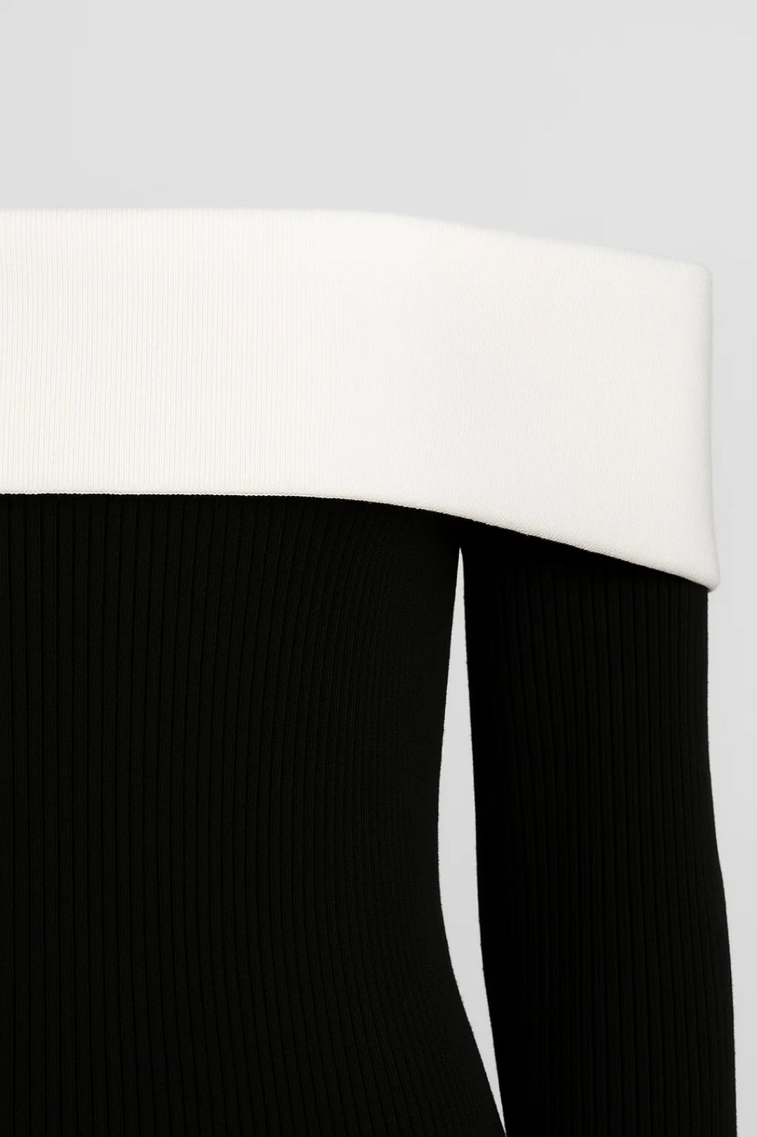 Robe Maxi Femme - Épaules Dénudées Manches Longues Contrastées | Chic