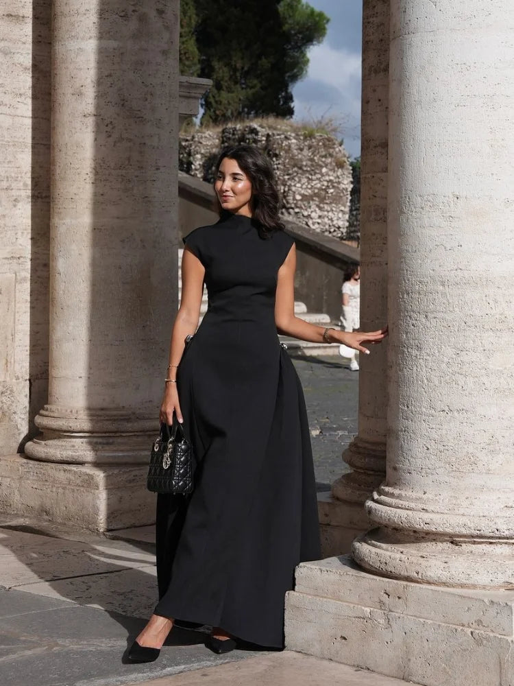 Manon - Robe de Soirée Longue Femme Chic avec Col Montant et Coupe Évasée Structurée
