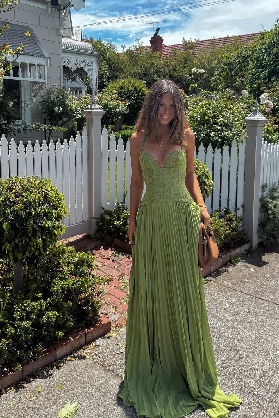 Rosalie - Robe Invitée Mariage Femme Élégante à Bretelles Croisées avec Haut Brodé et Jupe Plissée