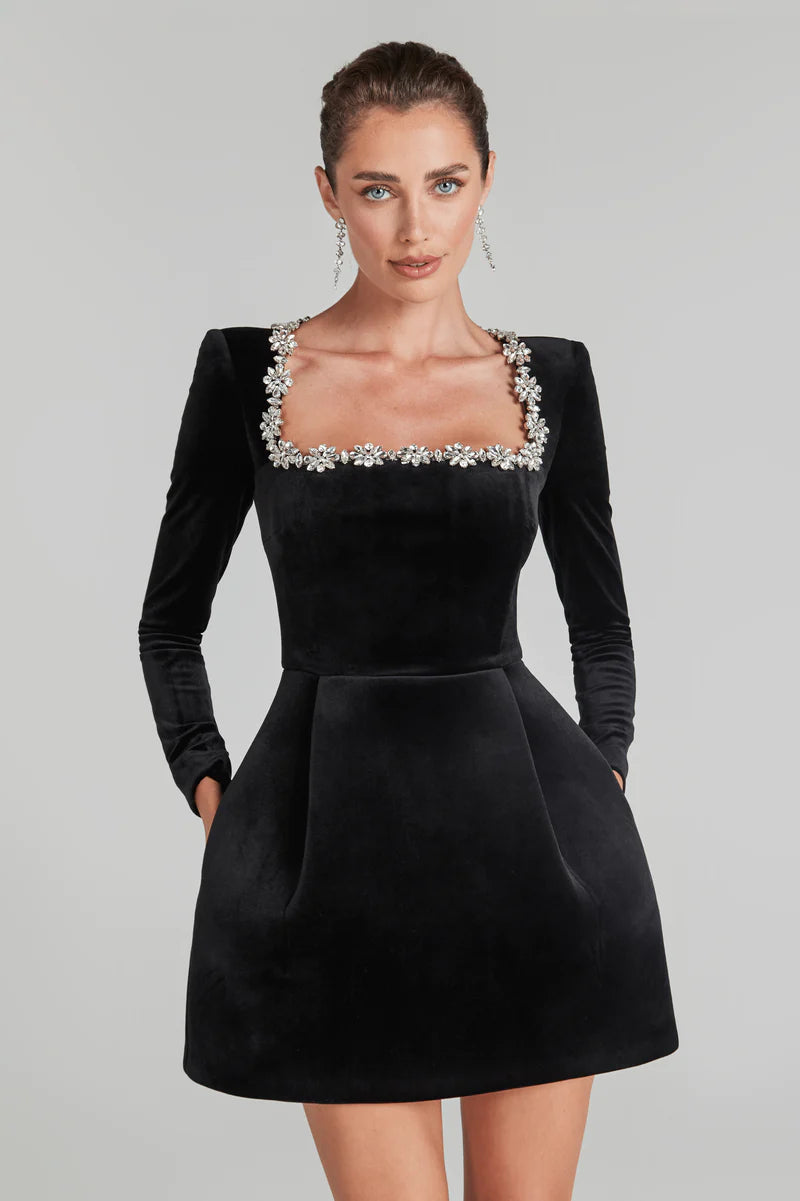 Séraphine - Robe de Soirée Mini Femme Glamour avec Col Carré Orné et Manches Longues Ajustées