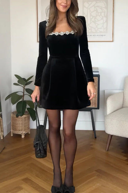 Séraphine - Robe de Soirée Mini Femme Glamour avec Col Carré Orné et Manches Longues Ajustées